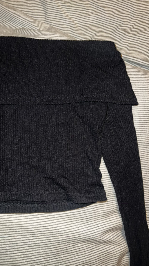 black off-the-shoulder long sleeve - Photo 2 view in Midtown Manhattan