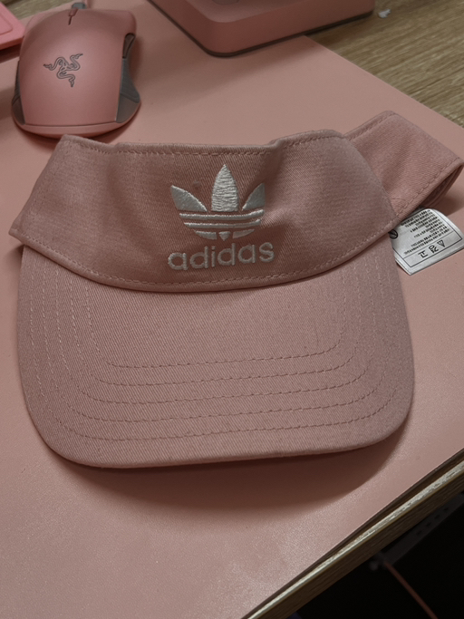 pink hat