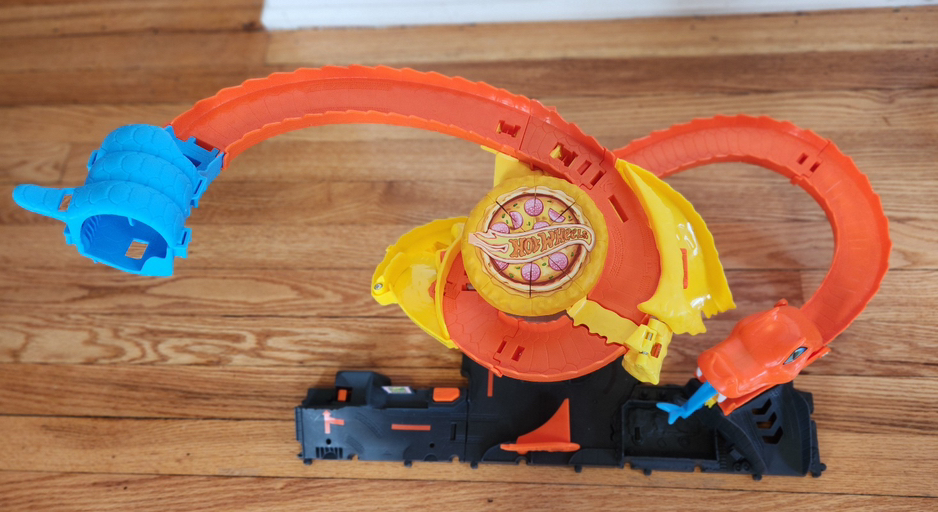 Hot Wheels City Pizza Slam Cobra Attack 1:64 Scale Playset
