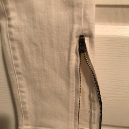 Uniqlo Women’s White Skinny Jean - Photo 3 view in Manhattan, NY