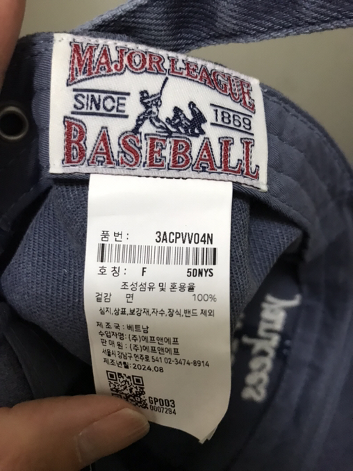 MLB New York Yankees Cap -  Unisex - Photo 3 view in Manhattan, NY