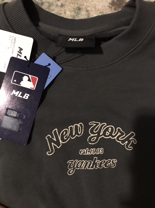 MLB New York Yankees Sweatshirt – Gray (Size M) – Brand New - Photo 3 view in Queens, NY