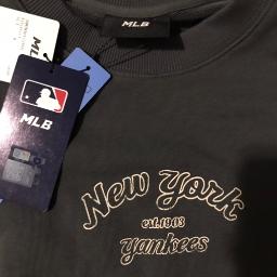 MLB New York Yankees Sweatshirt – Gray (Size M) – Brand New - Photo 3 view in Queens, NY