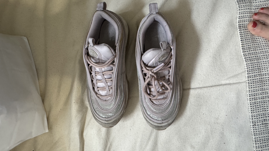 female nike shoes size 7 - Photo 2 view in Queens, NY