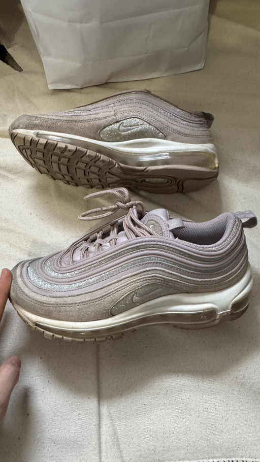 female nike shoes size 7