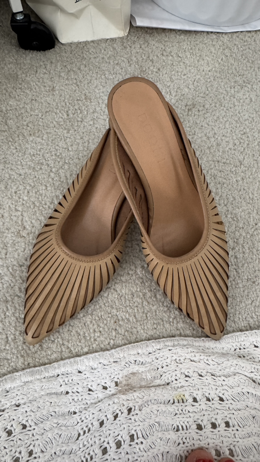 Beige Laser-Cut comfort heel size 6
