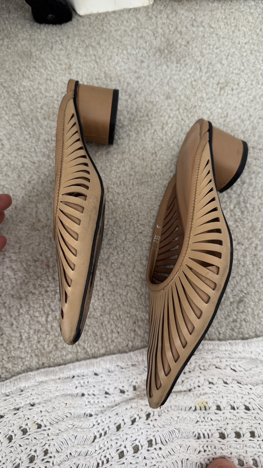 Beige Laser-Cut comfort heel size 6 - Photo 2 view in Queens, NY