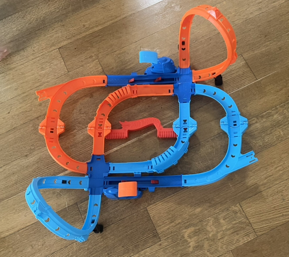 Hot Wheels Ultra Hots Blast Launch Face-Off Track Set with 2 1:64 Scale Toy Cars