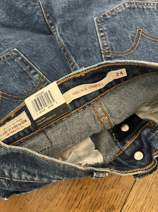 Levi’s Premium Ribcage Shorts - Size 24 (NWT) - Photo 3 view in Queens, NY