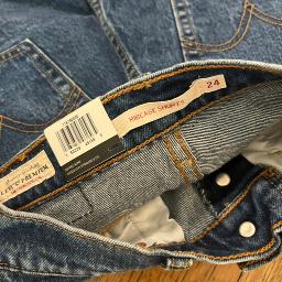 Levi’s Premium Ribcage Shorts - Size 24 (NWT) - Photo 3 view in Queens, NY