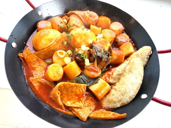 Spicy Rice Cake Stew (국물 떡복이)